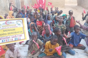 Afrika Nijerya çocukları sevindirme bisküvi dağıtımlarimiz devam ediyor