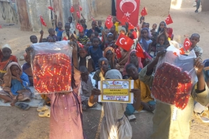 Afrika Nijerya çocukları sevindirme bisküvi dağıtımlarimiz devam ediyor