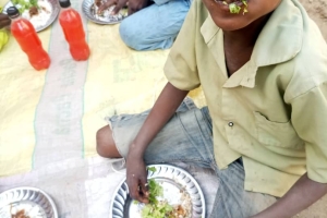 Afrika kıtası Benin ülkesinde yetim yoksul çocuklara yemek dağıtımı yapıldı