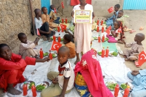 Afrika kıtası Benin ülkesinde yetim yoksul çocuklara yemek dağıtımı yapıldı