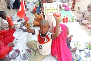 Afrika kıtası Benin ülkesinde yetim yoksul çocuklara yemek dağıtımı yapıldı