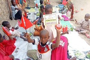 Afrika kıtası Benin ülkesinde yetim yoksul çocuklara yemek dağıtımı yapıldı