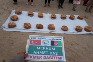 Afganistan bölgesinde çadırlarda yaşamlarını sürdüren yetim yoksul ailelere ekmek dağıtımlarımız devam ediyor