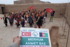 Afganistan bölgesinde çadırlarda yaşamlarını sürdüren yetim yoksul ailelere ekmek dağıtımlarımız devam ediyor