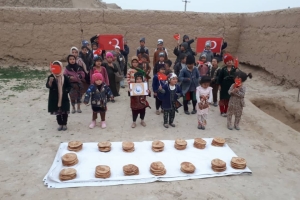Afganistan cevizcan vilayetinde Ekmek dağıtımı yapıldı