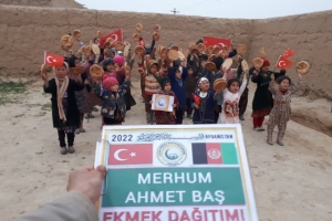 Afganistan bölgesinde çadırlarda yaşamlarını sürdüren yetim yoksul ailelere ekmek dağıtımlarımız devam ediyor