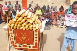 Dünyanın 6.en fakir ülkesi Afrika Gambiya'da ekmek dağıtımı organizasyonumuz