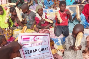 Dünyanın 6.en fakir ülkesi Afrika Gambiya'da ekmek dağıtımı organizasyonumuz