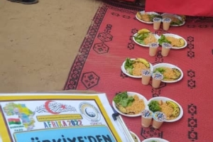 Afrika kıtası Burkina Faso ülkesinde Yetim yoksul çocuklara yemek dağıtımı