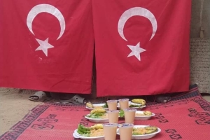 Afrika kıtası Burkina Faso ülkesinde Yetim yoksul çocuklara yemek dağıtımı