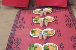 Afrika kıtası Burkina Faso ülkesinde Yetim yoksul çocuklara yemek dağıtımı