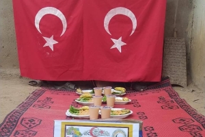 Afrika kıtası Burkina Faso ülkesinde Yetim yoksul çocuklara yemek dağıtımı