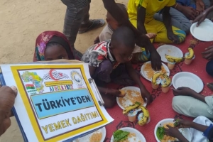 Afrika kıtası Burkina Faso ülkesinde Yetim yoksul çocuklara yemek dağıtımı