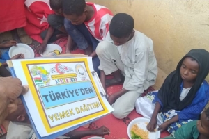 Afrika kıtası Burkina Faso ülkesinde Yetim yoksul çocuklara yemek dağıtımı