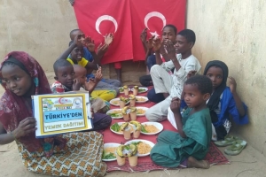 Afrika kıtası Burkina Faso ülkesinde Yetim yoksul çocuklara yemek dağıtımı
