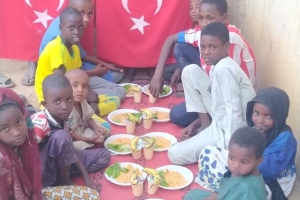 Afrika kıtası Burkina Faso ülkesinde Yetim yoksul çocuklara yemek dağıtımı