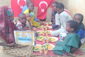 Afrika kıtası Burkina Faso ülkesinde Yetim yoksul çocuklara yemek dağıtımı
