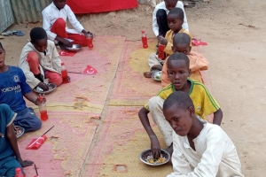 Dünyanın 3.en Fakir ülkesi Afrika Nijer de yemek dağıtımı