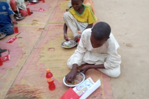 Dünyanın 3.en Fakir ülkesi Afrika Nijer de yemek dağıtımı