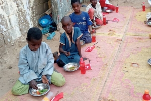 Dünyanın 3.en Fakir ülkesi Afrika Nijer de yemek dağıtımı