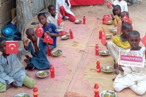 Dünyanın 3.en Fakir ülkesi Afrika Nijer de yemek dağıtımı