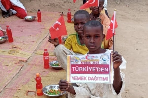 Dünyanın 3.en Fakir ülkesi Afrika Nijer de yemek dağıtımı