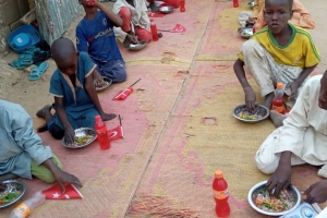 Dünyanın 3.en Fakir ülkesi Afrika Nijer de yemek dağıtımı