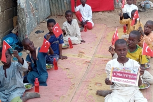 Dünyanın 3.en Fakir ülkesi Afrika Nijer de yemek dağıtımı