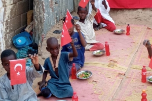 Dünyanın 3.en Fakir ülkesi Afrika Nijer de yemek dağıtımı