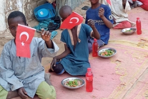 Dünyanın 3.en Fakir ülkesi Afrika Nijer de yemek dağıtımı