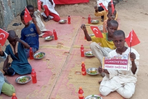 Dünyanın 3.en Fakir ülkesi Afrika Nijer de yemek dağıtımı