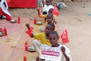 Dünyanın 3.en Fakir ülkesi Afrika Nijer de yemek dağıtımı