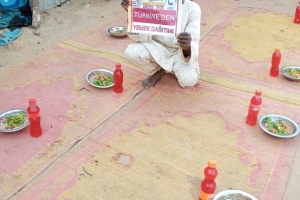 Dünyanın 3.en Fakir ülkesi Afrika Nijer de yemek dağıtımı