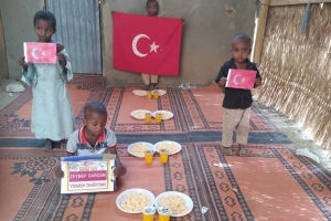 Afrika Malide yetim yoksul mazlum çocuklara yemek dağıtımı yapıldı
