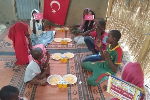 Afrika Malide yetim yoksul mazlum çocuklara yemek dağıtımı yapıldı