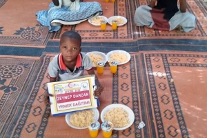 Afrika Malide yetim yoksul mazlum çocuklara yemek dağıtımı yapıldı