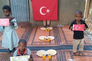 Afrika Malide yetim yoksul mazlum çocuklara yemek dağıtımı yapıldı