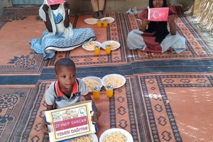 Afrika Malide yetim yoksul mazlum çocuklara yemek dağıtımı yapıldı