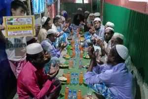 Ramazan ayında Arakan kamplarında yetim yoksul ailelere iftar yemeği verildi