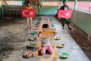 Ramazan ayında Arakan kamplarında yetim yoksul ailelere iftar yemeği verildi