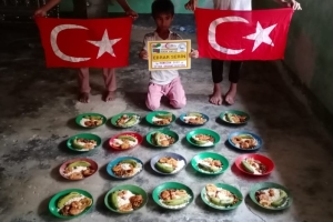 Ramazan ayında Arakan kamplarında yetim yoksul ailelere iftar yemeği verildi