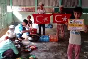 Ramazan ayında Arakan kamplarında yetim yoksul ailelere iftar yemeği verildi