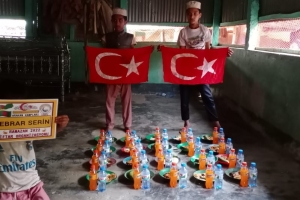Ramazan ayında Arakan kamplarında yetim yoksul ailelere iftar yemeği verildi