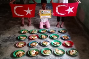Ramazan ayında Arakan kamplarında yetim yoksul ailelere iftar yemeği verildi