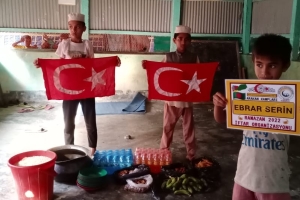 Ramazan ayında Arakan kamplarında yetim yoksul ailelere iftar yemeği verildi