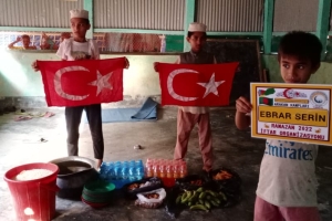 Ramazan ayında Arakan kamplarında yetim yoksul ailelere iftar yemeği verildi