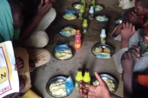 Ramazan ayında Afrika Gambiya'da yetim ve yoksul ailelere iftar yemeği verildi