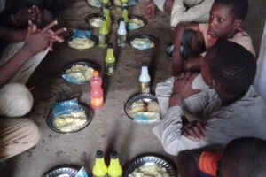 Ramazan ayında Afrika Gambiya'da yetim ve yoksul ailelere iftar yemeği verildi