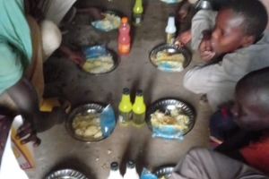 Ramazan ayında Afrika Gambiya'da yetim ve yoksul ailelere iftar yemeği verildi