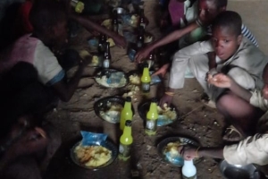 Ramazan ayında Afrika Gambiya'da yetim ve yoksul ailelere iftar yemeği verildi